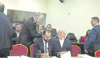  ?? ?? El Dr. Sindulfo Blanco saluda a su colega Víctor Núñez antes del inicio del juicio oral y público.