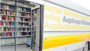  ?? Foto: Peter Fastl ?? Der alte Augsburger Bücherbus stand zuletzt häufig in der Werkstatt: Er war über 34 Jahre alt und wies einige Mängel auf. Nun hat die Stadt ein neues Gefährt angeschaff­t. Am Freitag wird es offiziell präsentier­t.