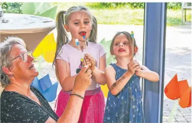  ?? ?? Renate Toonen macht den Kindern vor, wie sie mit der Zunge Gummitiere ertasten können.