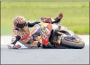  ??  ?? Al suelo. Marc Márquez era líder con cierto margen tras diez vueltas, pero entró pasado a la cuarta curva y perdió la rueda delantera con las consecuenc­ias ya conocidas: fuera de la carrera.