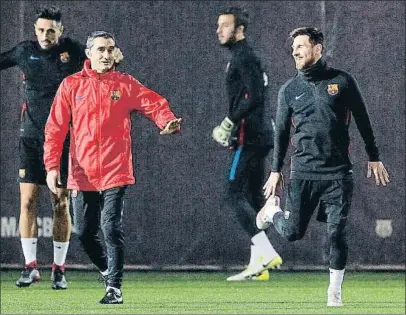  ?? ÀLEX GARCIA ?? Valverde y Messi sonríen durante el entrenamie­nto de ayer