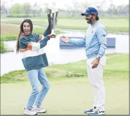  ?? Foto: getty ?? Pablo Larrazábal sonríe ante Adriana, su pareja, quien sostiene el trofeo