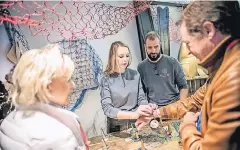  ?? RP-FOTO: ANDREAS ENDERMANN ?? Madeleine von Hohenthal und Benjamin Wenke von Bracenet versorgten die Besucher mit Armbändern.