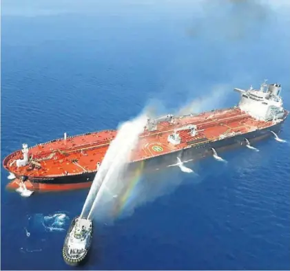  ?? TASNIM NEWS / AFP ?? Foto divulgada por la agencia iraní Tasnim en la que se ve un barco iraní tratando de controlar el fuego.