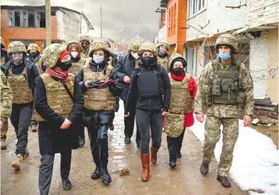  ?? EFE ?? La ministra de Exteriores alemana, Annalena Baerbock, visitó la zona de conflicto en Donetstk