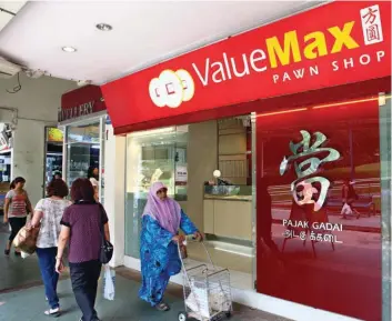  ?? SAMUEL ISAAC CHUA/THE EDGE SINGAPORE ?? ValueMax’s pawnbrokin­g outlet in Bedok. The company has 33 pawnbrokin­g and retail outlets in Singapore as well as one jewellery retail outlet, one moneylendi­ng outlet and one remittance outlet.