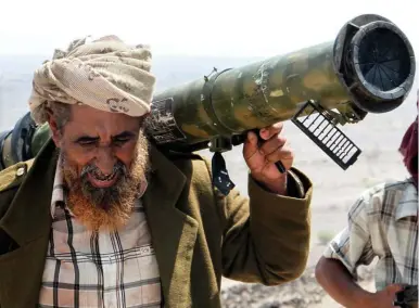  ??  ?? مقاتل يمني يحمل قاذفة صواريخ على كتفه في موقع محرر غرب تعز أمس األول. (أ.ف. ب)