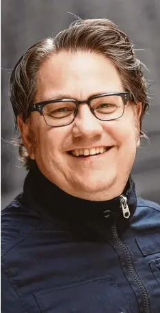  ?? Foto: Ulrich Wagner ?? Findet den Zeitpunkt der Staatsthea­ter Entscheidu­ng „großartig“: André Bücker. Seit Beginn der laufenden Spielzeit ist er Intendant in Augsburg.