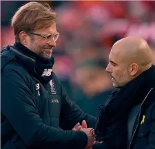  ??  ?? Jürgen Klopp, 51 anni, con Pep Guardiola, 47 anni