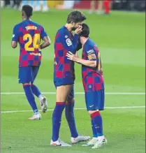  ?? FOTO: PEP MORATA ?? Piqué felicita a Messi antes de retirarse por lesión