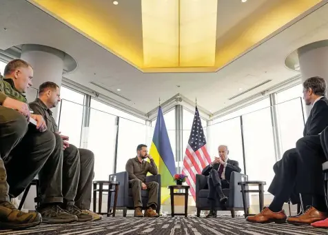  ?? WALSH / DPA ?? Im Zentrum des Gipfels: US-Präsident Joe Biden (hinten, M. r.) trifft Wolodymyr Selenskyj, Präsident der Ukraine (hinten, M. l.).