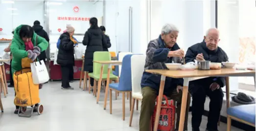  ?? ?? Seniors eat at a community canteen for the elderly in Beijing on January 16