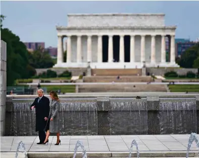  ?? (EVAN VUCCI/AP PHOTO) ?? Donald et Melania Trump vendredi à Washington. Derrière eux, le Lincoln Memorial.