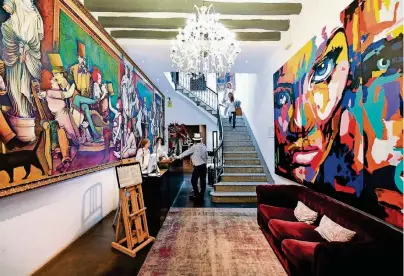  ??  ?? Das Hotel Brondo Architect nahe der beliebten Bar „Bosch“beherbergt zahlreiche Kunstwerke.