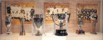  ??  ?? TÍTULOS DE 2017. El Madrid exhibió los cinco trofeos de fútbol y la Copa del Rey de baloncesto.