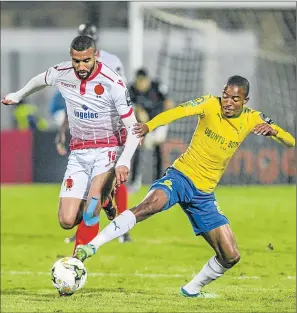  ?? Picture: GALLO IMAGES ?? DRIBBLING BATTLE: Wydad Athletic’s Ismail el Haddad, left, marked by Thapelo Morena of Mamelodi Sundowns during their Caf Champions League match at the Lucas Moripe Stadium in Pretoria