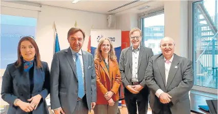  ?? ?? Anía (primero por la derecha), junto a otros miembros de la CPRM, ayer en Bruselas.