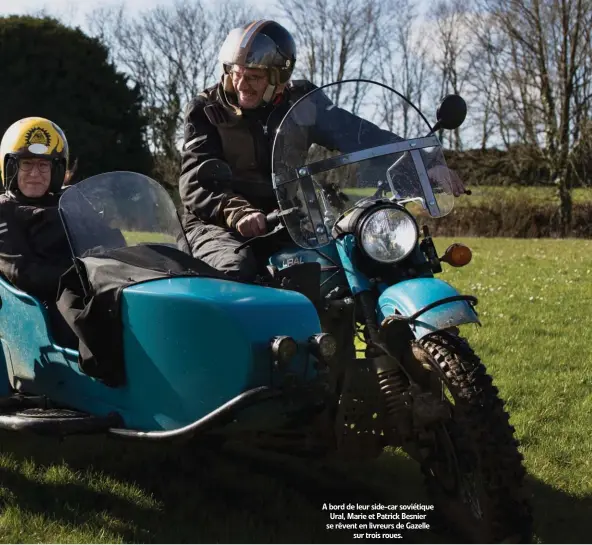  ??  ?? A bord de leur side-car soviétique Ural, Marie et Patrick Besnier se rêvent en livreurs de Gazelle sur trois roues.