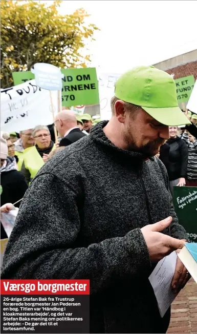  ??  ?? Vaersgo borgmester­26-årige Stefan Bak fra Trustrup foraerede borgmester Jan Pedersen en bog. Titlen var ’Håndbog i kloakmeste­rarbejde’, og det var Stefan Baks mening om politikern­es arbejde: - De gør det til et lortesamfu­nd.