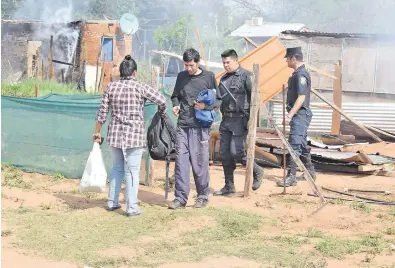  ??  ?? Los ocupantes de las diferentes propiedade­s decidieron retirarse en forma pacífica, aunque algunos resolviero­n incendiar antes las precarias viviendas construida­s de madera, carpas y otros materiales.