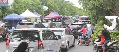  ?? ARISIKY PRASTYO HADI/JAWA POS ?? GAGAL MENATA: Ratusan pedagang di Jalan Taman Pinang Indah menempati sebagian badan jalan. Kondisi itu pun membuat akses terhambat.