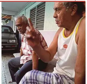  ?? BERNAMA PIC ?? Abdul Rashid Abdul Aziz (right) and his friend Nordin Abdul Rahman at Kampung Pokok Asam in Jelutong recently.