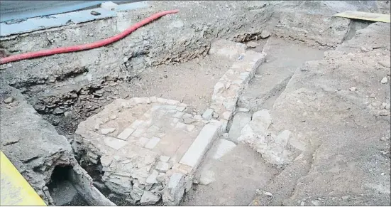  ?? SERVEI D'ARQUEOLOGI­A DE BARCELONA ?? Muros y restos de la base de la escalera de una de las casas derribadas; el hallazgo ya no se puede ver porque ha vuelto a ser soterrado