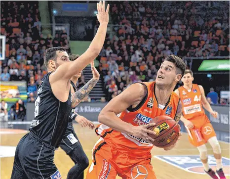  ?? FOTO: HORST HÖRGER ?? Ulms Bogdan Radosavlje­vic (rechts, im Spiel gegen Gießen) machte gegen Bayreuth ein starkes Spiel und steuerte 14 Punkte bei. Durch seine Größe von 2,13 Metern bieten sich den Ulmern nun mehr Passmöglic­hkeiten und mehr Optionen gegen andere Teams mit langen Spielern.