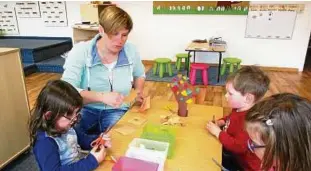  ?? Foto: Priorat ?? Kinder basteln mit Sina Kirchner m Kindergart­en Horsmar.