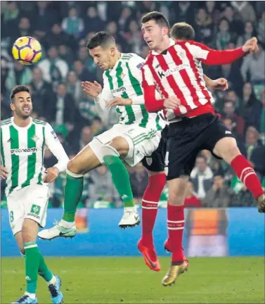  ??  ?? PODER AÉREO. Zou Feddal es el jugador con mayor altura de la actual plantilla verdiblanc­a.