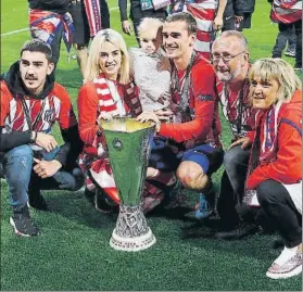  ?? FOTO: J.A.S. ?? Los Griezmann celebran el título sobre el césped del estadio de Lyon