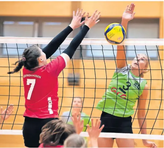  ?? FOTO: RALPH MATZERATH ?? Diana Kiss (rechts) bleibt den Volleyball­erinnen der SG Langenfeld auch in der Oberliga als Kapitänin erhalten.