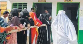  ?? SUNIL SHARMA / HINDUSTAN TIMES ?? ▪ Voters queue up at a polling booth in Thana Bhawan in Shamli (Kairana LS constituen­cy) on Monday.