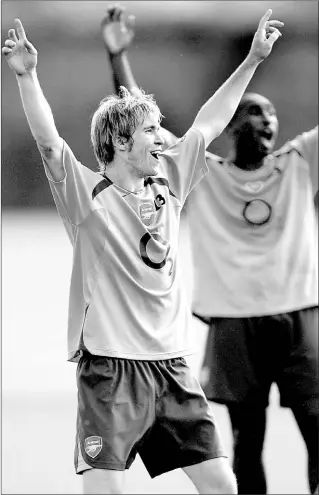  ??  ?? Looking for extra lift: Alexander Hleb and Sol Campbell hone their celebratin­g techniques during training