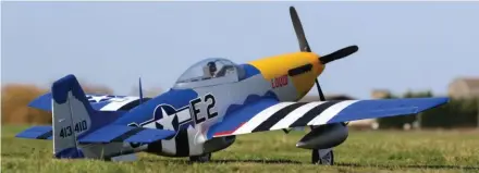  ??  ?? La grande hélice quadripale est ultraréali­ste, tant dans son aspect que dans ses performanc­es : elle propulse le P-51 avec une réelle impression de puissance... Il ne manque plus que le son du Merlin V12 !