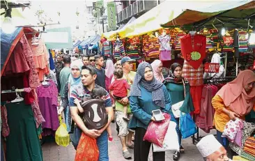  ??  ?? Kuala Lumpur. People shopping at the Ramadan bazaar along Jalan Tuanku Abdul Rahman in Choices galore: