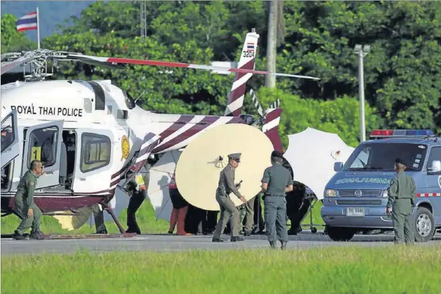  ?? ATHIT PERAWONGME­THA / REUTERS ?? Militares tailandese­s trasladan a los cuatro menores rescatados ayer en la cueva de Tham Luang desde un helicópter­o a una ambulancia.