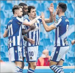  ?? FOTO: GYI ?? Oyarzabal e Isak, goleadores, celebran junto los asistentes Merino y Januzaj