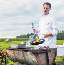  ??  ?? Photo courtesy of Canadian Tourism Commission
BBQ ON THE PRAIRIE NEAR BON ACCORD