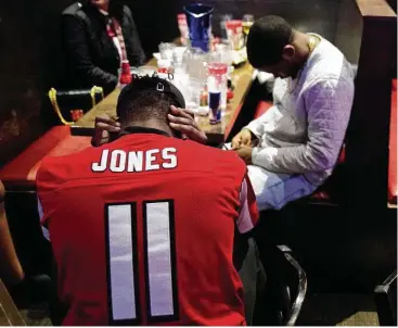  ?? David Goldman / AP ?? El seguidor de los Falcons C.J. Scott se agarra la cabeza con las manos en un restaurant­e Taco Mac de Atlanta tras ver por televisión como los Patriots derrotaron al equipo de Atlanta en el Super Bowl LI.
