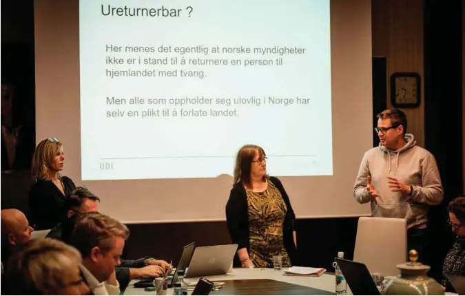  ?? FOTO: JACOB BUCHARD ?? De ble svar skyldige i formannska­pet: Fra venstre Cecilie Dahle fra UDI, virksomhet­sleder Birgith Ness fra kommunen, og Øyvind Hope fra Batteriet.