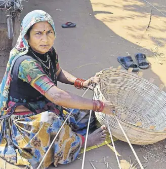  ?? GAYATRI JAYARAMAN/HT PHOTO ?? A woman basket weaver from the Bansfodia tribe. They know no other skill and remain unsettled
