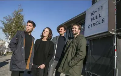  ?? FOTO DIRK KERSTENS ?? De organisato­ren van Full Circle, met Bert en Jochem rechts. “Er is maar een voorwaarde om je vrijdagavo­nd te amuseren”, zeggen ze, “en dat is dat je een danser bent.”