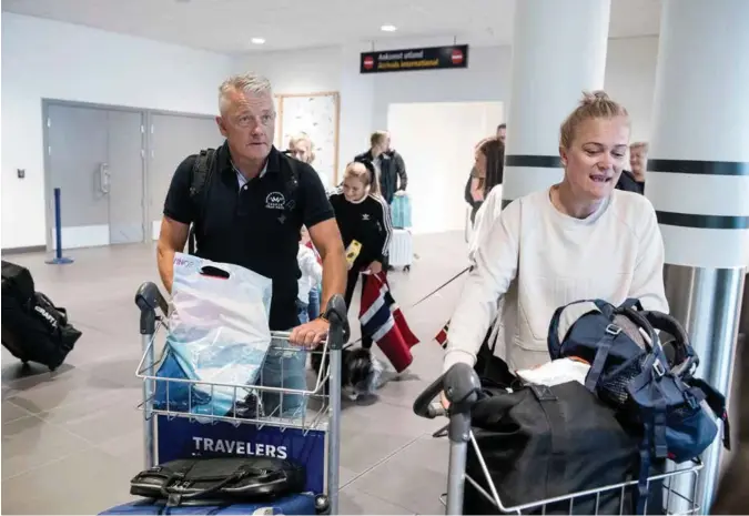  ?? ANDERS MINGE ?? Pappa og trener Gjert Ingebrigts­en og mamma Tone Ingebrigts­en ankom Sola flyplass sammen med deler av familien i går formiddag.