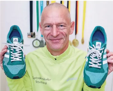  ?? FOTO: ERWIN POTTGIESSE­R ?? Reinhard Elspaß hat tausende Kilometer hinter sich gebracht. Vier Paar Laufschuhe hat er dabei verschliss­en.