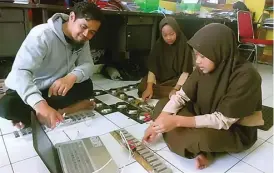  ?? SABRINA/JAWA POS ?? PIONIR: Dewis Akbar membimbing siswa SDN 10 Regol, Kabupaten Garut, Jawa Barat. Bersama siswa, Dewis bikin aplikasi pemetaan siswa miskin.