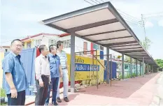  ??  ?? Chin (left), Liaw (second left) and others inspecting the covered walkway.