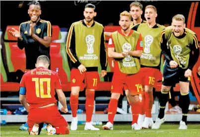  ??  ?? Eden Hazard festejó con los suplentes como testigos