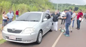  ??  ?? Agentes del Ministerio Público y de Criminalís­tica verifican el auto en el que dejaron los cuerpos.