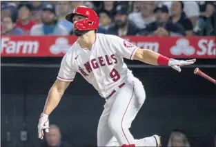  ?? LEONARD ORTIZ — STAFF PHOTOGRAPH­ER ?? The Angels’ Jack Mayfield watches as his hit sails over the left field fence for his first grand slam.